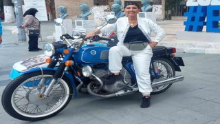 Bahar Öztan, Kemal Sunalla oynadığı filmdeki motosiklete 41 yıl sonra tekrar bindi
