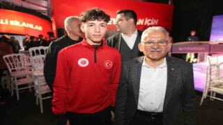 Bakan Akar ile gençlerle buluşan Başkan Büyükkılıçtan anlamlı şiir