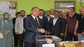 Bakan Bozdağ, oyunu Şanlıurfada kullandı