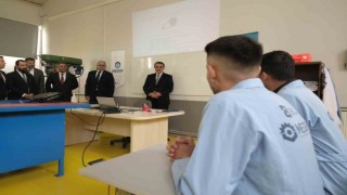 Bakan Dönmez MEGEMde eğitim alan kursiyerlerle bir araya geldi