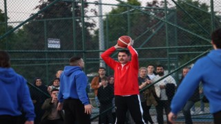Bakan Kurum gençlerle basketbol oynadı