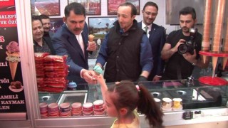Bakan Kurum tezgahın başına geçti, vatandaşlara dondurma ikram etti