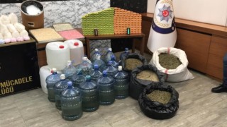Bakan Soylunun duyurduğu operasyonda ele geçirilen uyuşturucular emniyette sergilendi