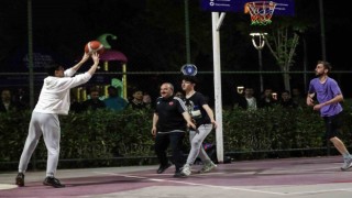 Bakan Varank, ilk kez oyunu kullanan gençlerle gece yarısı basketbol maçı yaptı
