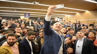 Bakan Varank, ‘Uyumayan Kütüphanede gençlerle buluştu