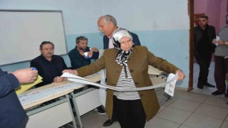 Balıkesirde sandığa ilk gidenler yaşlılar oldu