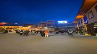 Balıkesirde vatandaşlar seçim sonuçlarını çarşıda LED ekrandan takip ediyor