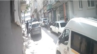 Bandırmada yaşlı adamı darp etti, güvenlik kameralarına yansıdı