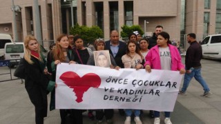 Barışmayı reddeden eşini bıçaklayarak öldüren sanık: Bıçağı çocuklarımı alabilmek için gerekirse tehdit ederim düşüncesiyle almıştım