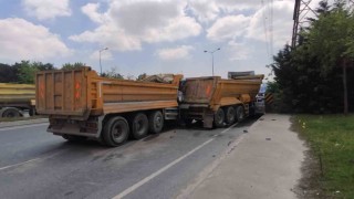 Başakşehirde 2 hafriyat kamyonu çarpıştı, 3 kişi yaralandı