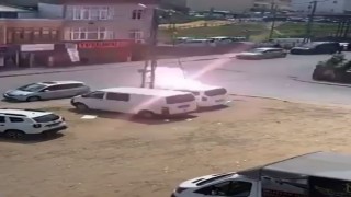 Başakşehirde elektrik kabloları cadde ortasında bomba gibi patladı