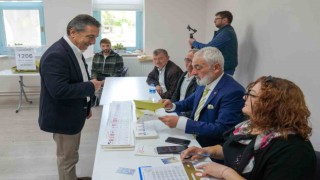 Başkan Ataç eşi ve kızı ile birlikte sandık başına gitti