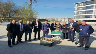 Başkan Bakkalcıoğlu, fabrika işçilerine simit ve poğaça dağıttı