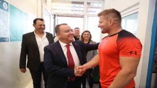 Başkan Böcekten başpehlivanlara moral ziyareti