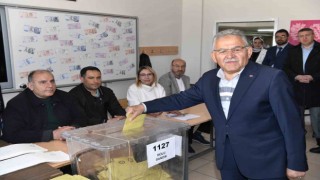 Başkan Büyükkılıç, eşi Necmiye Büyükkılıç ile oyunu kullandı