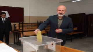 Başkan Çolakbayrakdar, oyunu ailesiyle birlikte kullandı