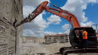 Başkan Dinçer, kentsel dönüşümündeki en son binayı kendisi yıktı