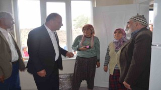 Başkan Oprukçu, evi depremde hasar gören ailenin yüzünü güldürdü