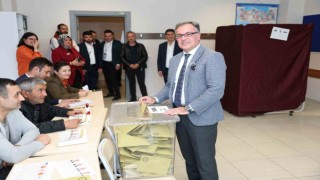 Başkan Özdoğan ailesiyle birlikte oyunu kullandı