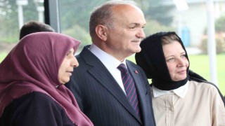 Başkan Özlü özel anneleri yalnız bırakmadı