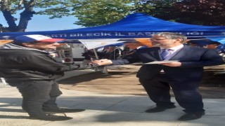 Başkan Suer, seçim standında broşür dağıttı