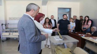 Başkan Tahmazoğlu eşiyle birlikte oyunu kullandı