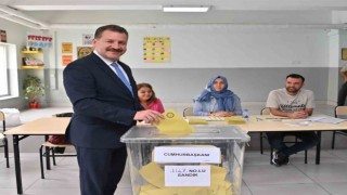 Başkan Yılmaz, oyunu ailesi ile birlikte kullandı
