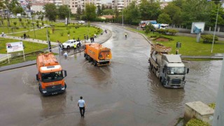 Başkenti sel vurdu: Vatandaşlar araçların üzerinde mahsur kaldı