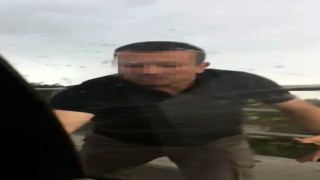 Başkentte bir otobüs şoförü tartıştığı sürücünün önünü keserek aracın camlarını kırdı