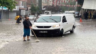 Başkentte sağanak yağış: Yenişehir Pazarı önü sular altında kaldı, vatandaşlar zor anlar yaşadı