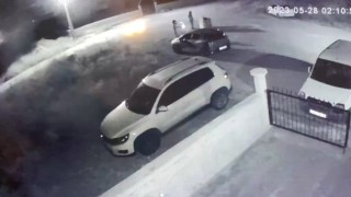 Başlarında kaskla gelip park halindeki otomobili benzin döküp yaktılar