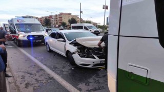 Batmanda otomobil belediye otobüsüne arkadan çarptı: 1 yaralı
