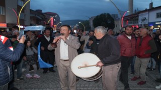 Bayburtta davul zurnalı seçim kutlaması erken saatlerde başladı