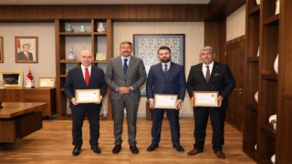 Belediye Başkan Yardımcıları Abdullah Damcı, Murat Arık ve Ertuğrul Cevahire başarı belgesi