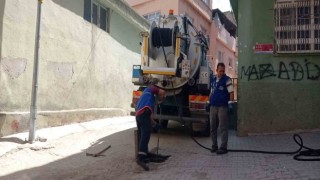 Belediye ekipleri atıklar nedeniyle tıkanan kanalları temizliyor