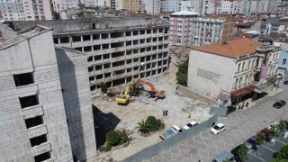 Belediye hizmet binasının yıkımı başladı