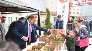 Belediyenin seralarında yetiştirilen 180 bin fide vatandaşlara ücretsiz dağıtıldı