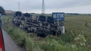 Beton mikseri düz yolda devrildi: 1 ölü