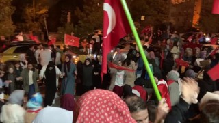 Beylikdüzünde zafer kutlamaları gece yarısına kadar sürdü