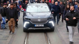 Beyoğlu Belediye Başkanı Haydar Ali Yıldız yerli otomobil TOGG ile Taksim Meydanına geldi