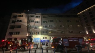 Beyoğlunda 5 katlı metruk binanın çatısı alev alev yandı
