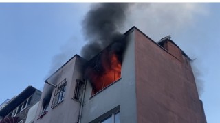 Beyoğlunda korkutan yangın: 4 katlı binanın çatı katı alev alev yandı