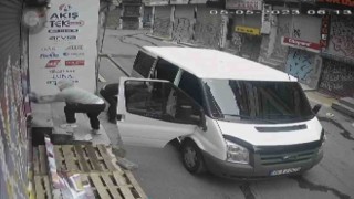 Beyoğlunda yarım milyonluk kablo hırsızlığı kamerada
