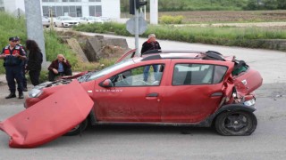 Beypiliç kamyonu ışıklarda otomobile çarptı: 4 yaralı