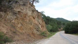 Bilecik-İnhisar karayolunda yarılan kaya parçası tehlike saçıyor