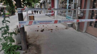 Binadan düşen beton parçaları mahalleliyi tedirgin etti