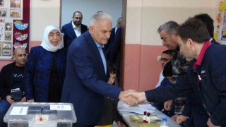 Binali Yıldırım Tuzlada oy kullandı