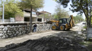 Binbirevlerde tehlike arz eden taş duvar yenileniyor