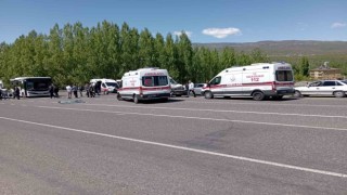 Bingölde halk otobüsü ile minibüs çarpıştı: 14 yaralı