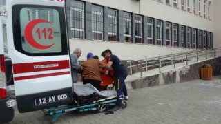 Bingölde yaşlı ve hastalar ambulansla sandığa götürülüyor